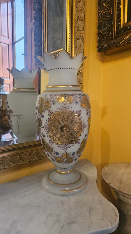 Florero de opalina isabelino pintado a mano con dorado