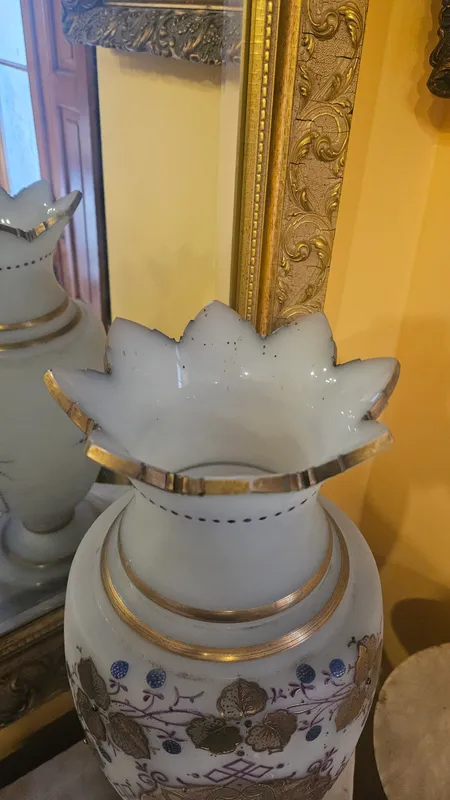 Florero de opalina isabelino pintado a mano con dorado
