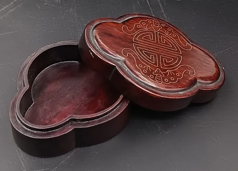 Caja de madera oriental con símbolo de longevidad