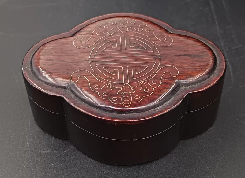 Caja de madera oriental con símbolo de longevidad