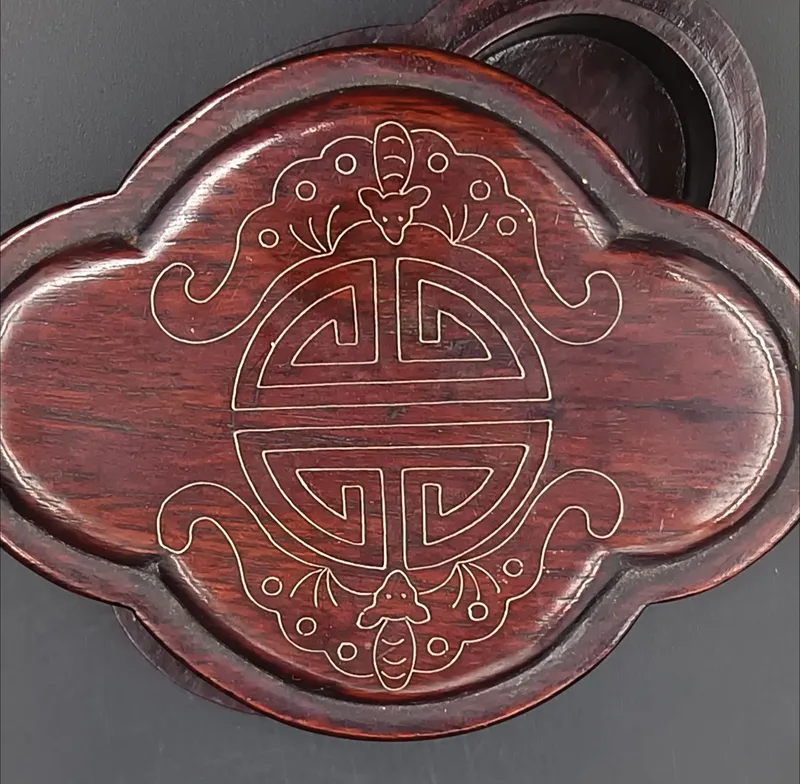 Caja de madera oriental con símbolo de longevidad