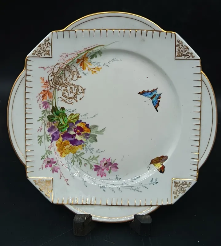 Plato vintage diseño floral con mariposas