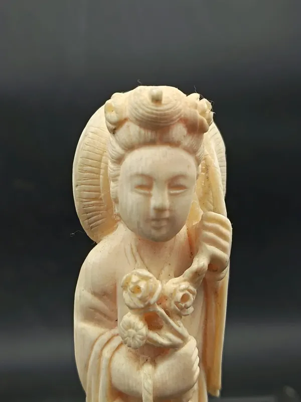 Figura de marfil geisha oriental con base de ébano