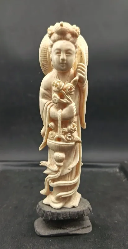 Figura de marfil geisha oriental con base de ébano