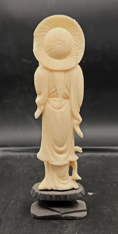 Figura de marfil geisha oriental con base de ébano