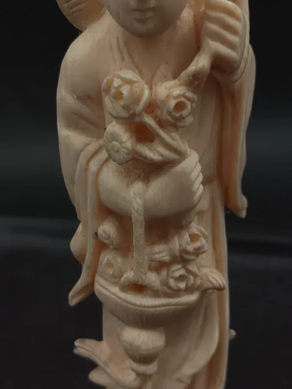 Figura de marfil geisha oriental con base de ébano