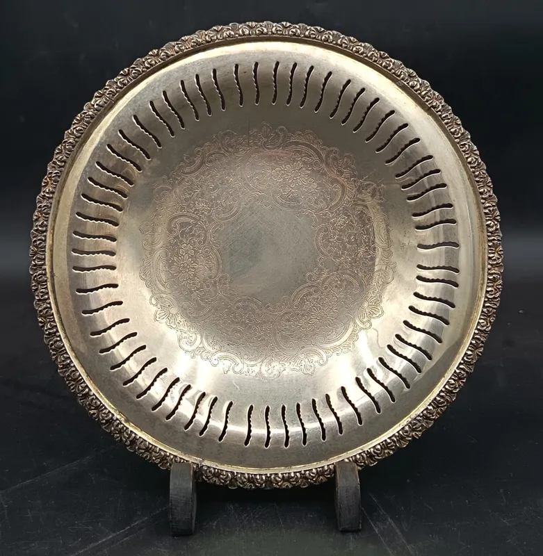 Centro de mesa de platina calada con patas y borde en relieve