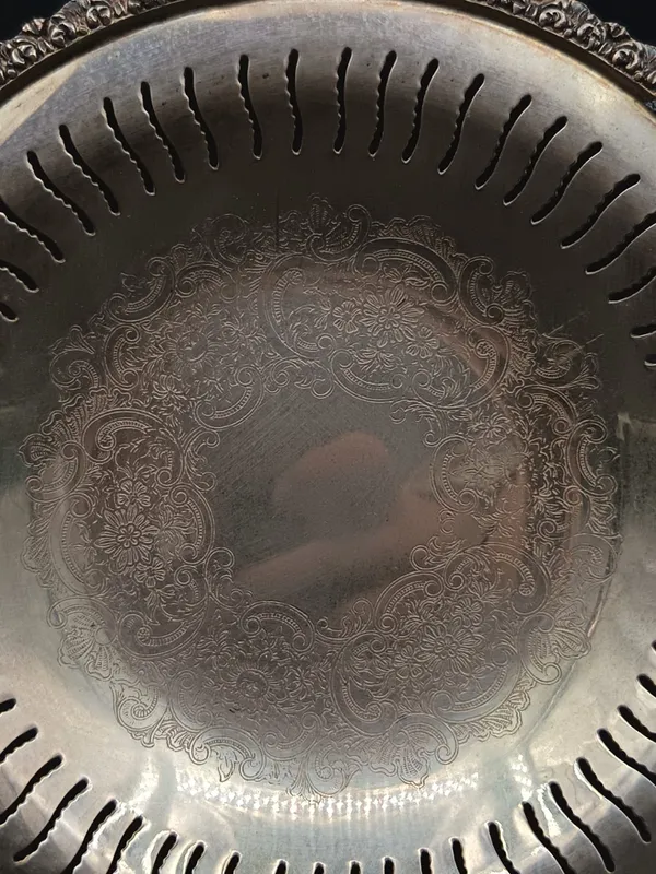 Centro de mesa de platina calada con patas y borde en relieve