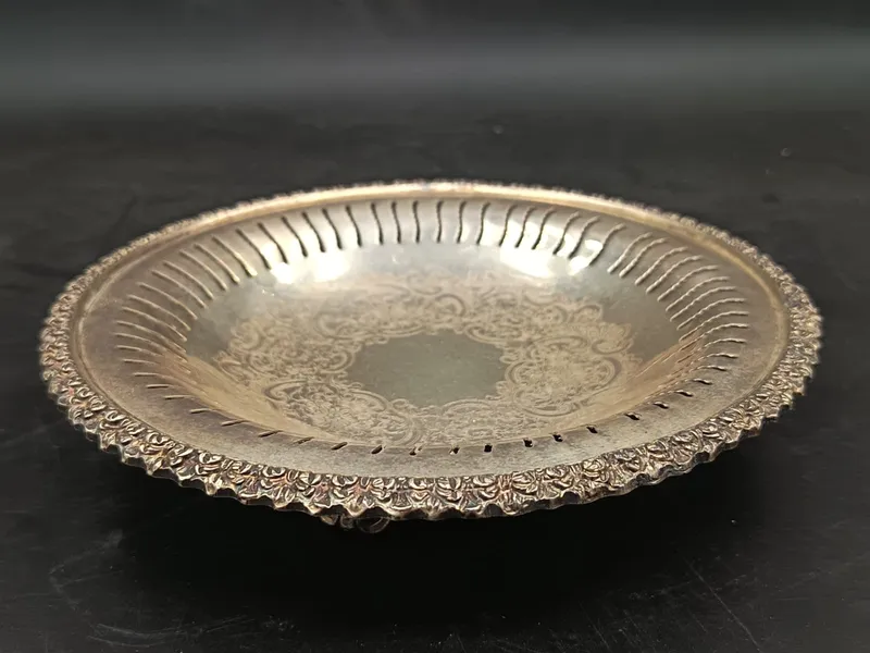 Centro de mesa de platina calada con patas y borde en relieve
