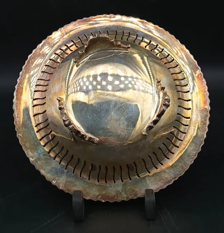 Centro de mesa de platina calada con patas y borde en relieve
