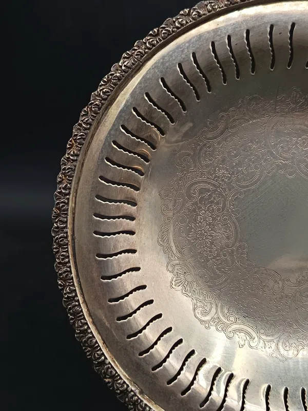 Centro de mesa de platina calada con patas y borde en relieve