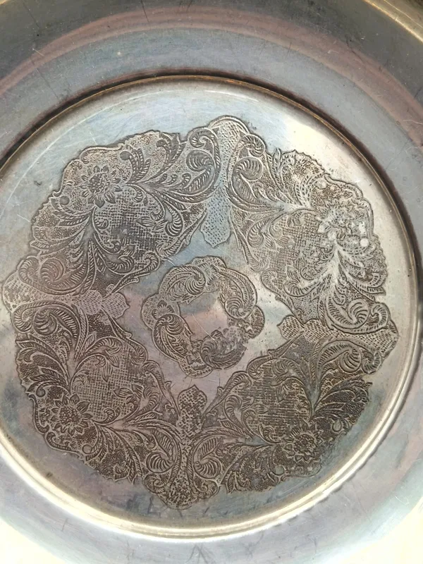 Centro de mesa labrado antiguo de 1950 de metal