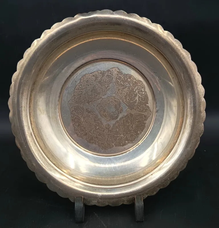 Centro de mesa labrado antiguo de 1950 de metal