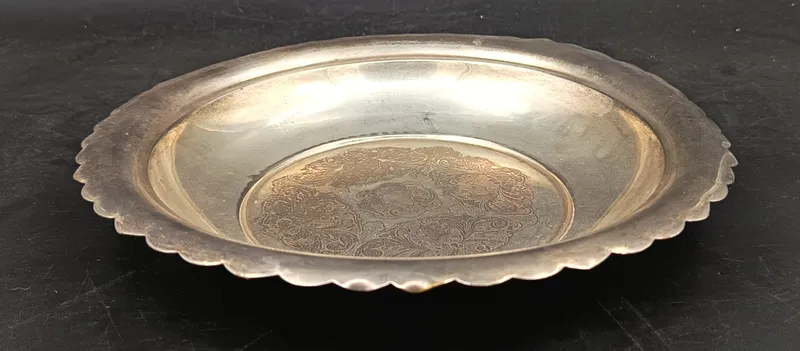 Centro de mesa labrado antiguo de 1950 de metal