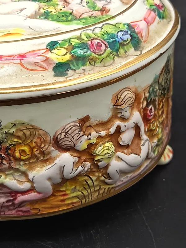 Caja alhajero capodimonte con damas y ángeles antigua