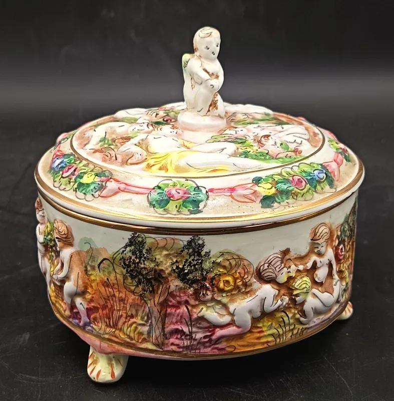 Caja alhajero capodimonte con damas y ángeles antigua