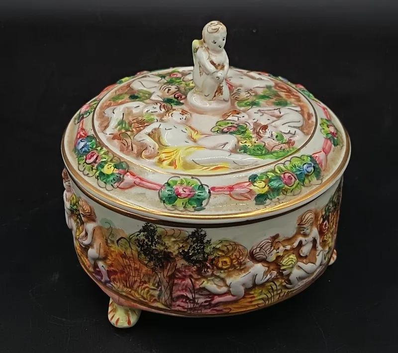 Caja alhajero capodimonte con damas y ángeles antigua