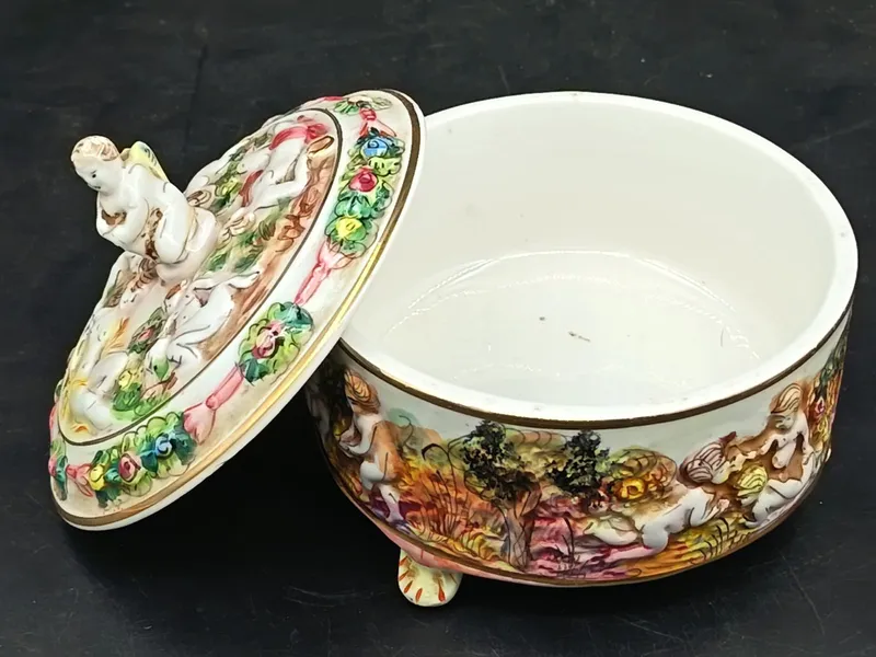 Caja alhajero capodimonte con damas y ángeles antigua