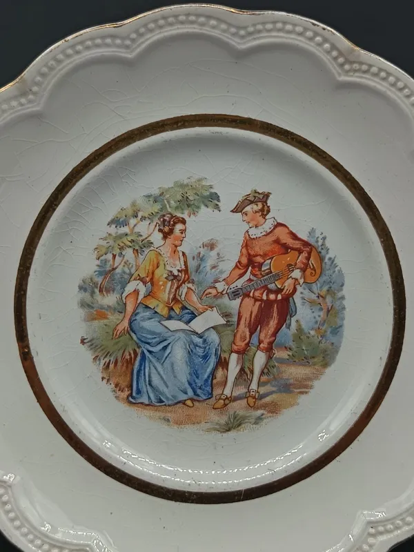 Plato de porcelana con escena romantica