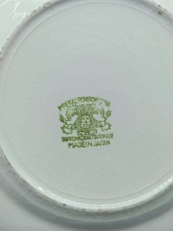 Plato de porcelana con escena romantica