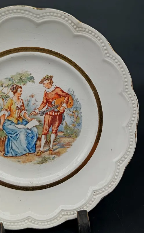 Plato de porcelana con escena romantica