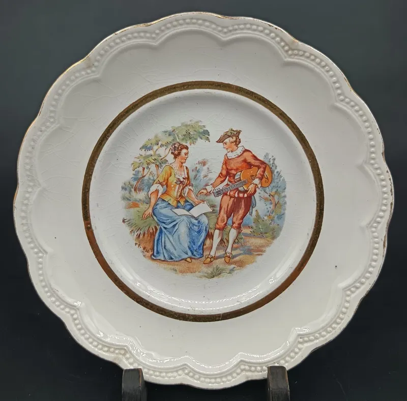 Plato de porcelana con escena romantica