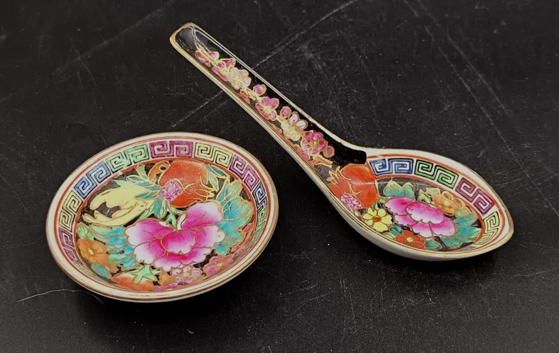 Set de cuchara y cuenco de porcelana oriental sellado