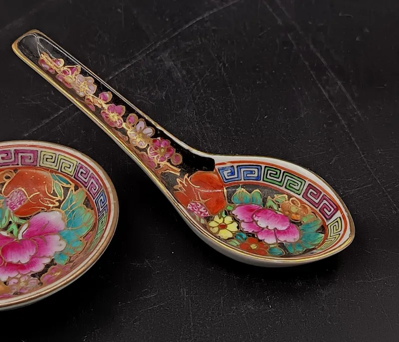 Set de cuchara y cuenco de porcelana oriental sellado