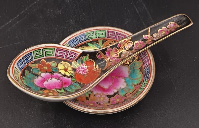 Set de cuchara y cuenco de porcelana oriental sellado