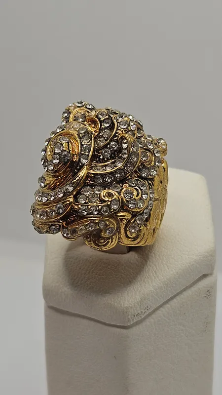 Estupendo anillo de bijou dorado con piedras