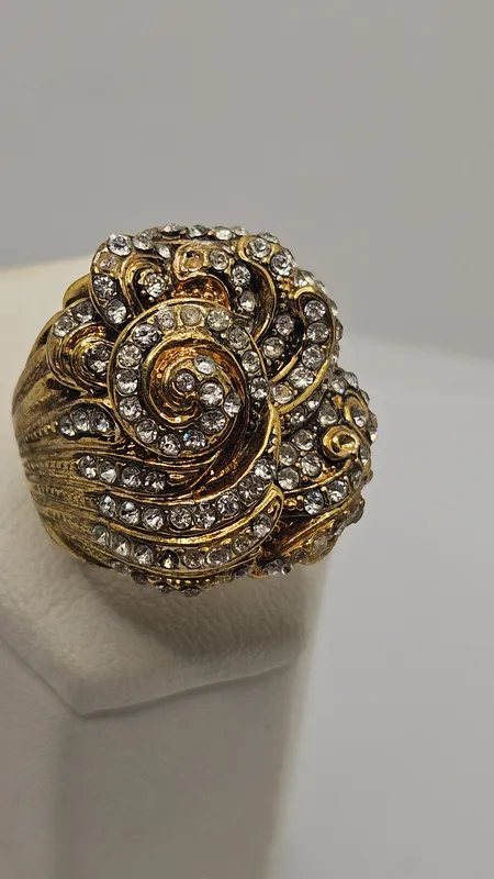 Estupendo anillo de bijou dorado con piedras