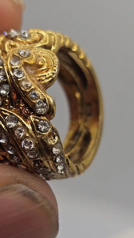 Estupendo anillo de bijou dorado con piedras