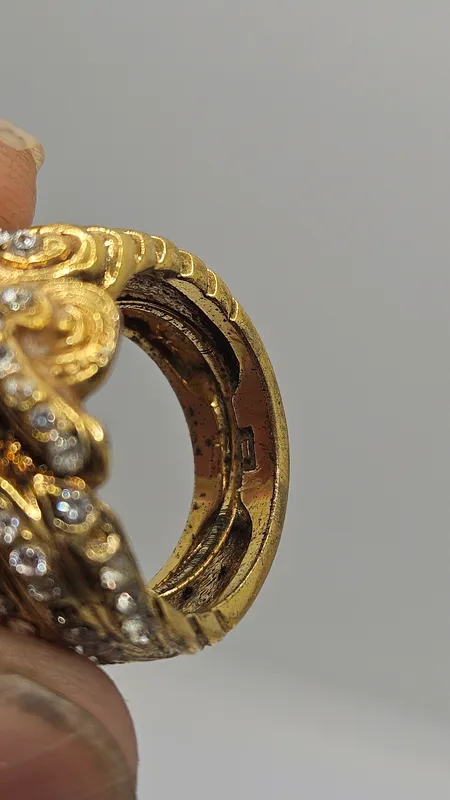 Estupendo anillo de bijou dorado con piedras