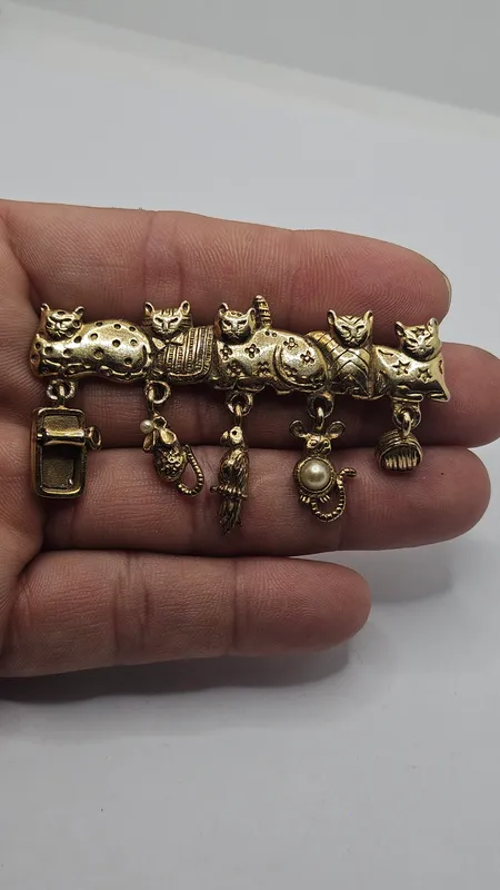 Fino prendedor de gatitos con dijes vintage