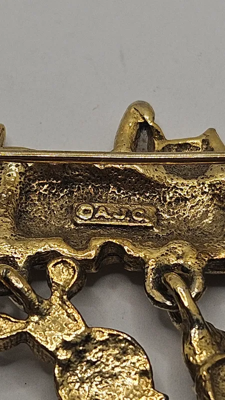 Fino prendedor de gatitos con dijes vintage