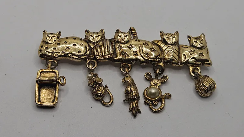 Fino prendedor de gatitos con dijes vintage