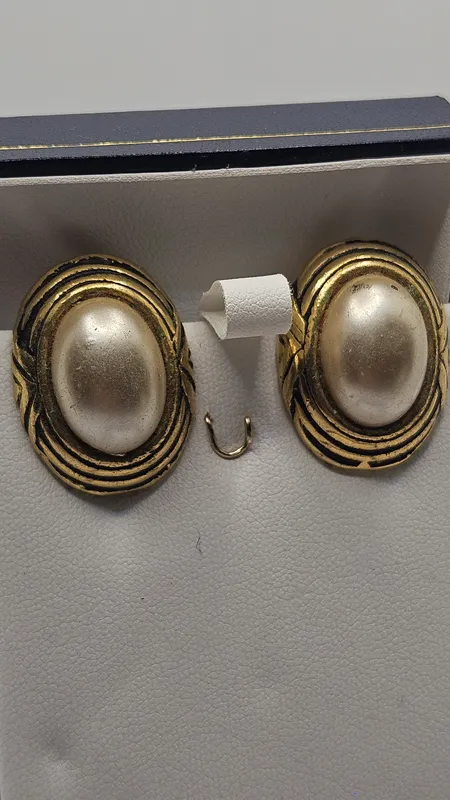 Par de aros caravanas de clip con simil perla enchapados en oro