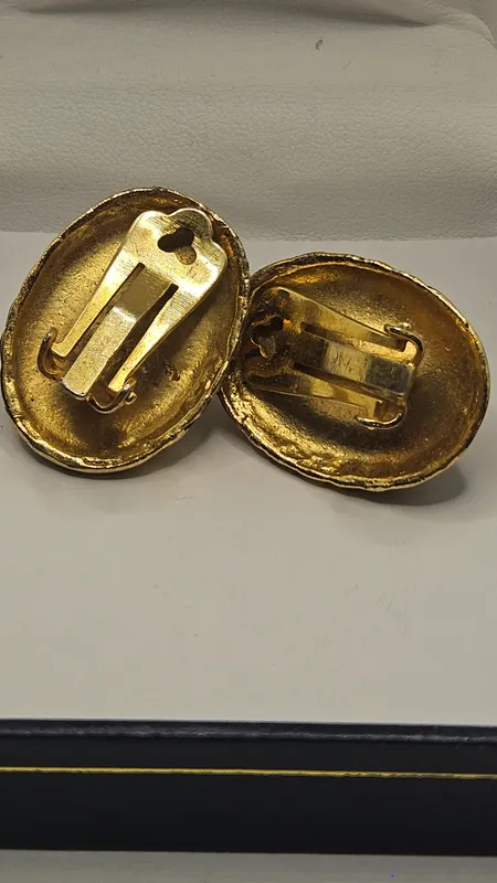Par de aros caravanas de clip con simil perla enchapados en oro