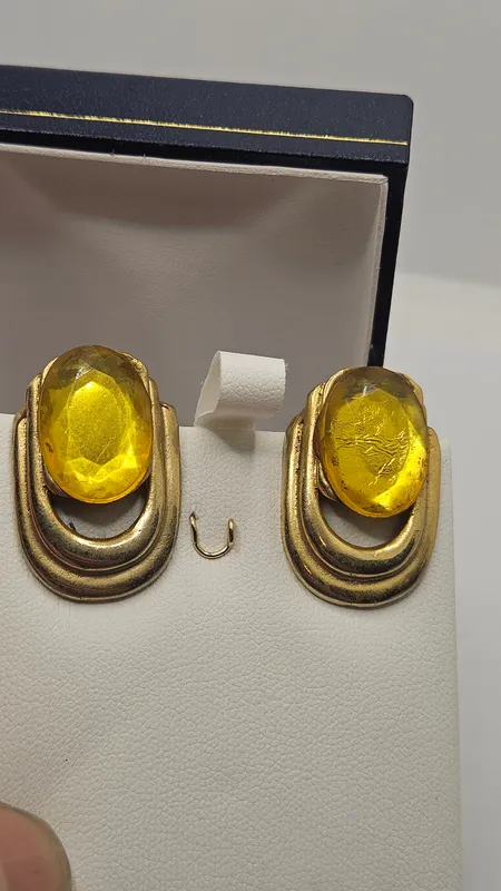 Par de aros caravanas de clip con piedras amarillas