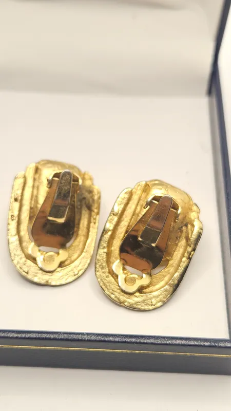 Par de aros caravanas de clip con piedras amarillas
