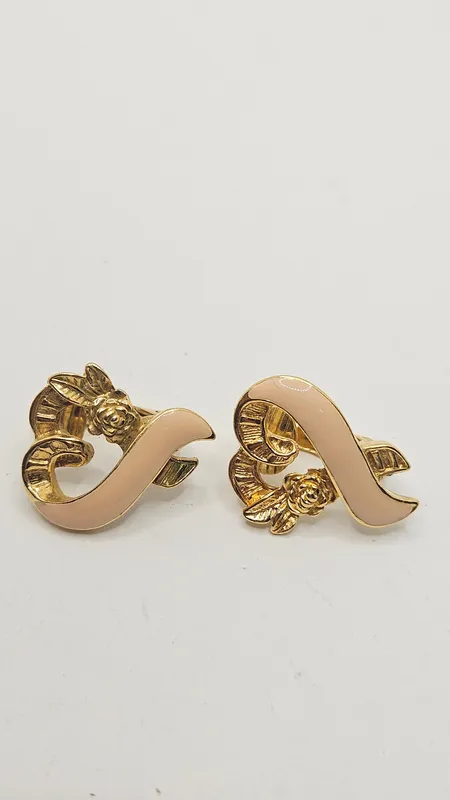 Par de aros de clip antiguos con esmalte rosado