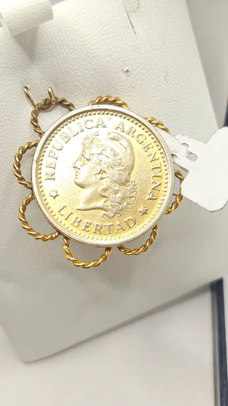 Moneda argentina engarzada y realizada prendedor antiguo