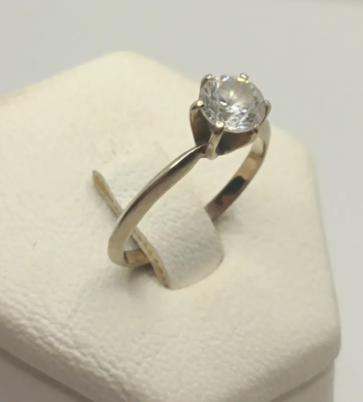 Anillo de plata 925 con circonia central tipo solitario