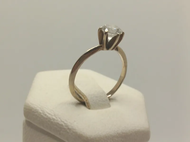 Anillo de plata 925 con circonia central tipo solitario