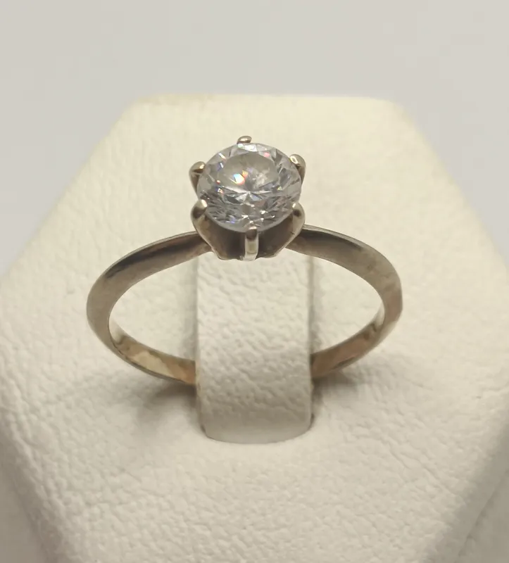Anillo de plata 925 con circonia central tipo solitario