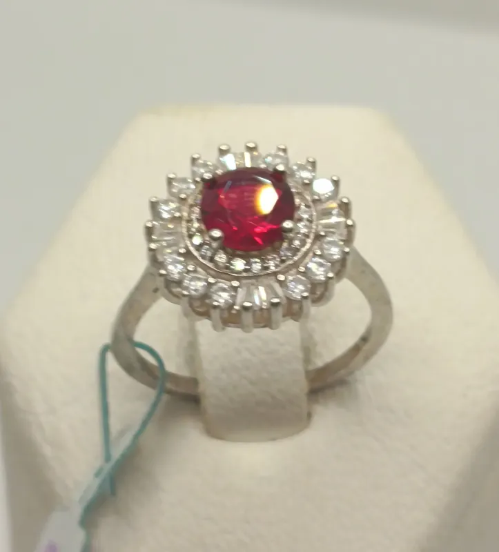 Anillo de plata 925 con rubi central y circonias