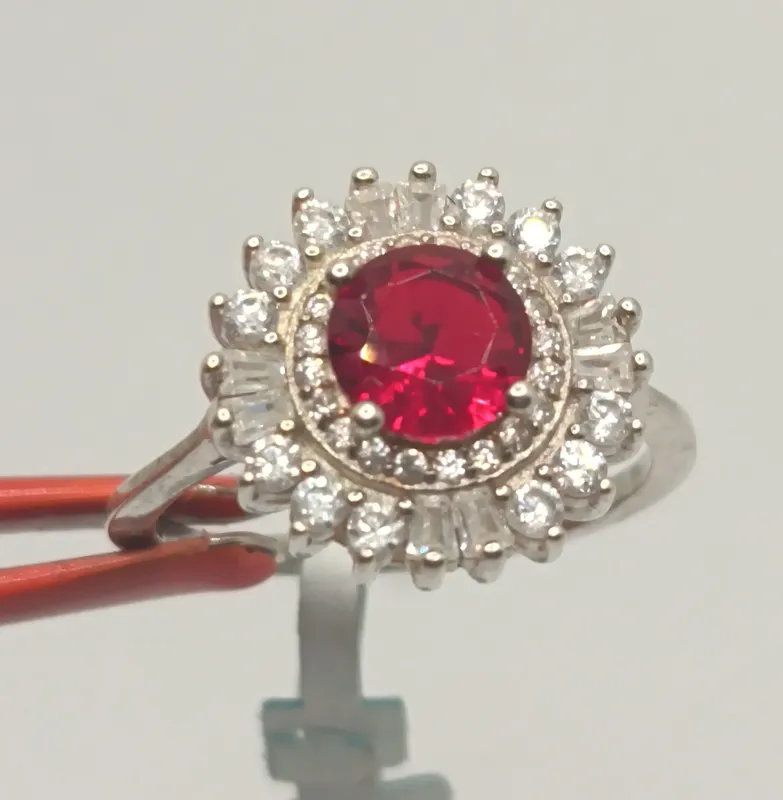 Anillo de plata 925 con rubi central y circonias