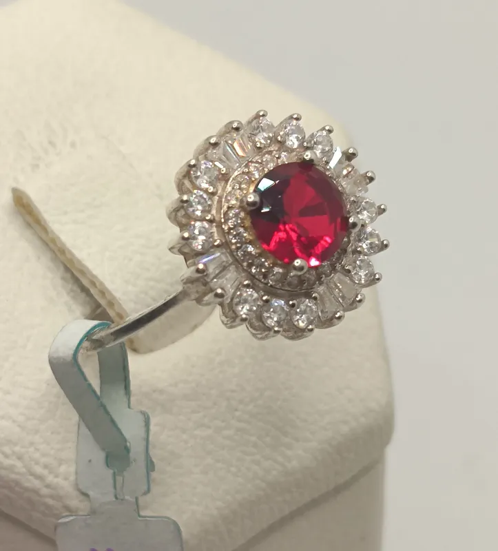 Anillo de plata 925 con rubi central y circonias