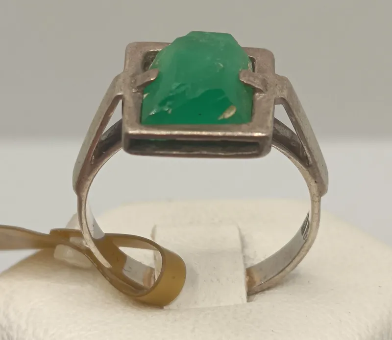 Anillo de plata 925 con esmeralda central
