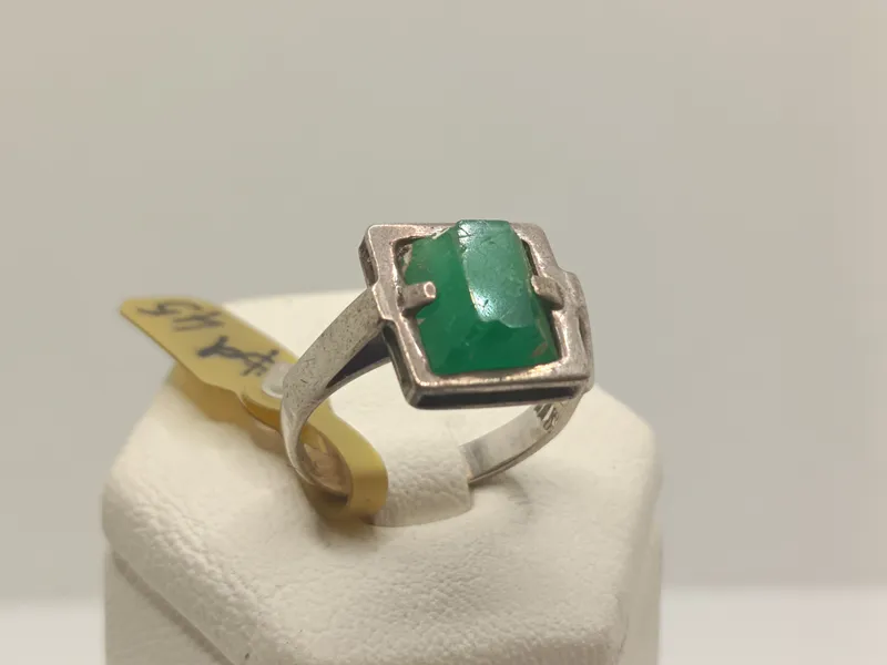Anillo de plata 925 con esmeralda central